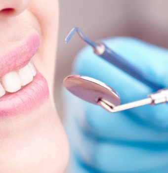 Simulated and clinical aerosol spread in common periodontal aerosol‐generating procedures